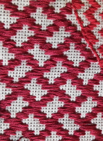 На старинных полотенцах вышивали также негатив этой вышивки (то, что получается на изнанке бранки ведьма), который тоже интересно смотрится.