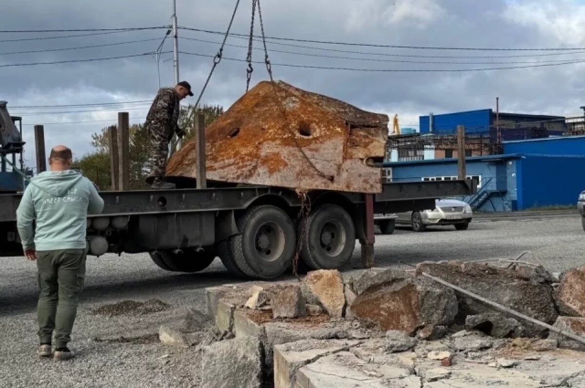    В центре столицы Камчатки сносят скандальный остов затонувшего корабля