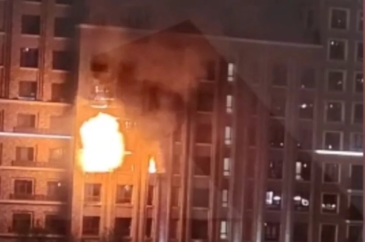    Сильный пожар разгорелся в жилом доме в районе московского Дегунино