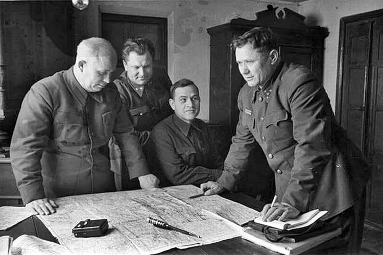 Командующий Сталинградским фронтом генерал-полковник А.И. Еременко на фронте. Фото: forohroniki.ru