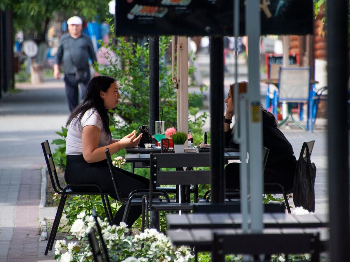    Люди в кафе© РИА Новости / Дмитрий Макеев