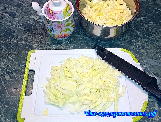 Что-как-приготовить.рф. Солянка из капусты с сосисками или  копчёной колбасой по-особому: нарезка капусты