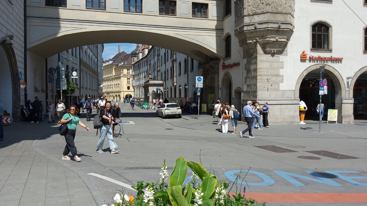 Здание банка соединено аркой со зданием Старого Ратхауса.