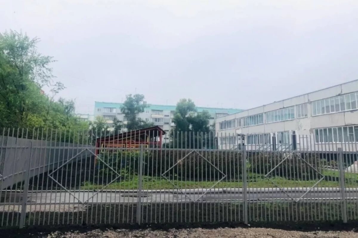    В Кузбассе переделали небезопасный забор с дыркой в детском саду