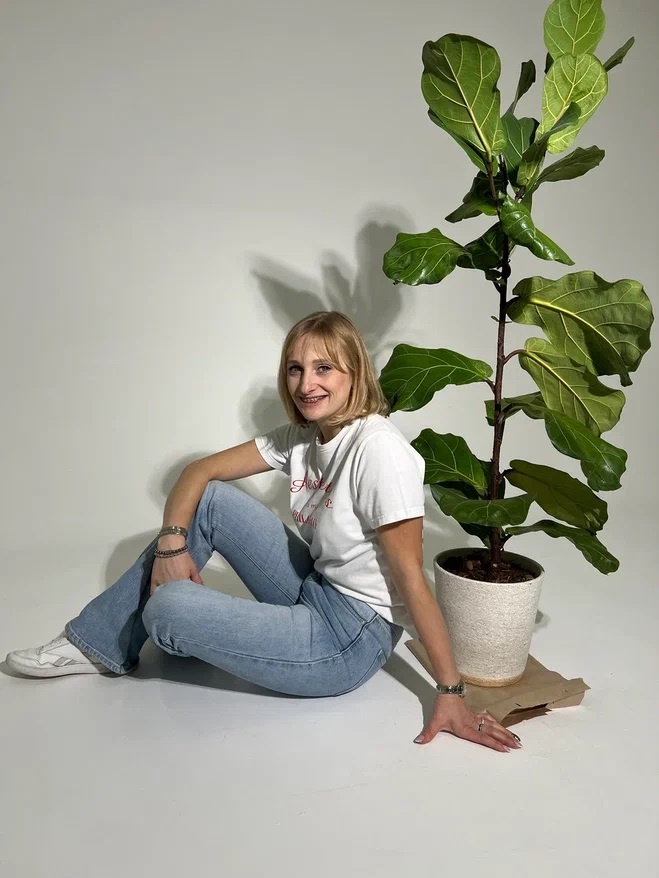 На фото двое. 1. Модель и автор идеи 2. Растение — один из героев ролика