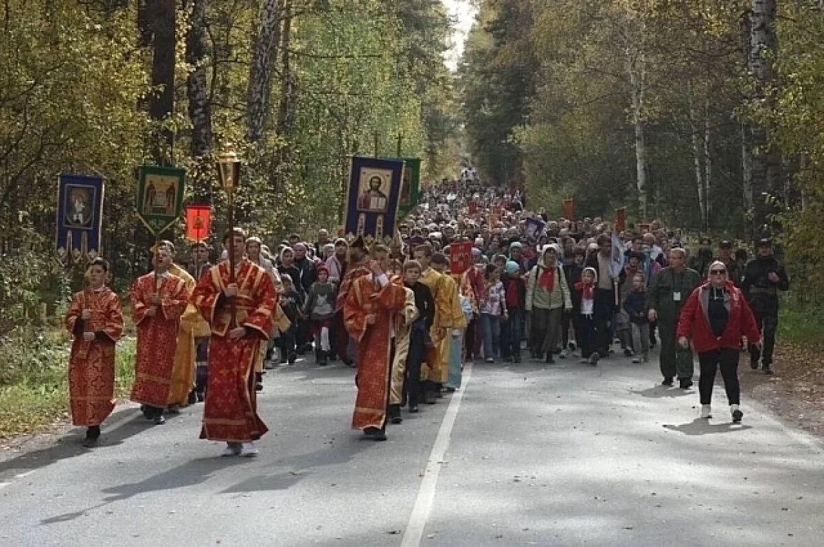    Почти две тысячи свердловчан приняли участие в «детском» крестном ходе
