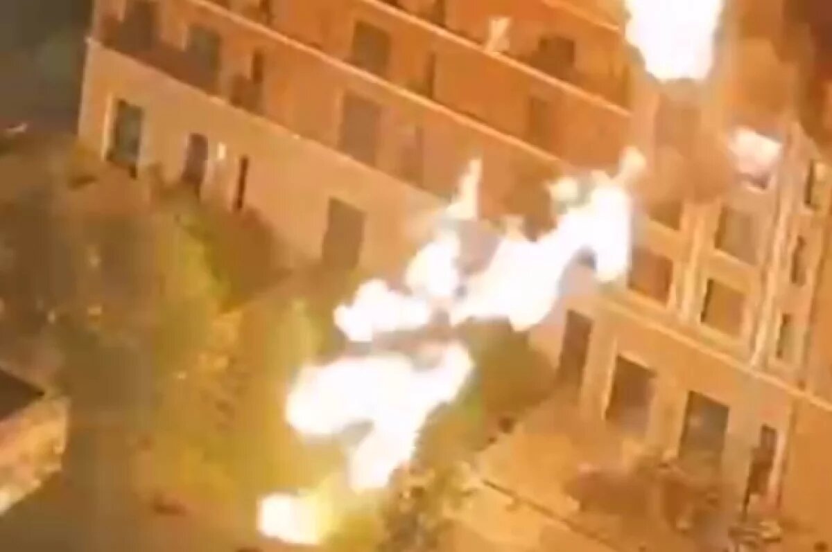    Момент взрыва газового баллона в жилом комплексе в Москве попал на видео