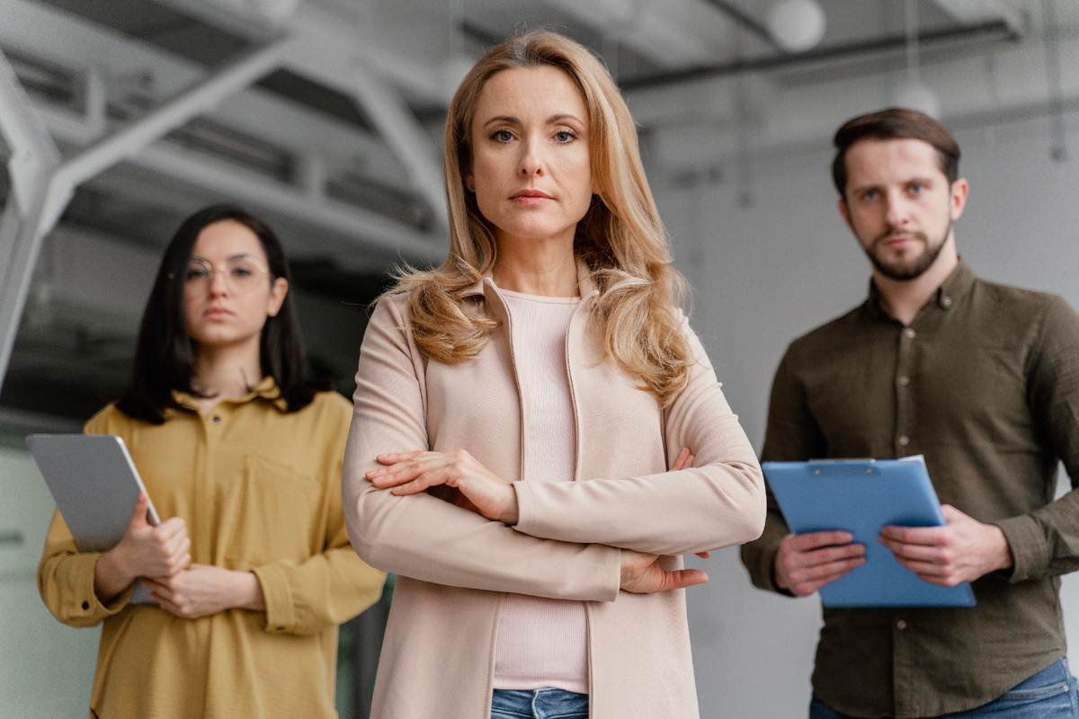 <a href="https://ru.freepik.com/free-photo/serious-team-coworkers-office_12142772.htm#fromView=search&page=1&position=37&uuid=c1241c2b-d5f0-48ee-80d1-a8246ccc5554">Изображение от freepik</a>