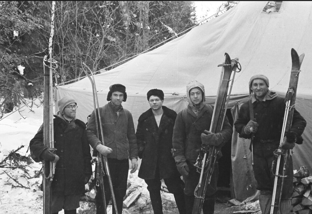 В лагере поисковиков: Карелин - Типикин - Неволин - Аксельрод - Атманаки.