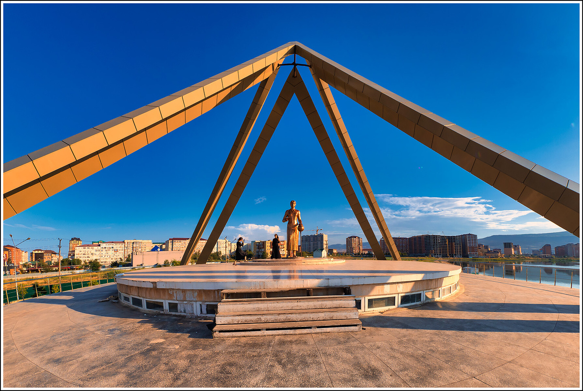 Памятник "Русской учительнице" в Махачкале. Фото В. Башкир