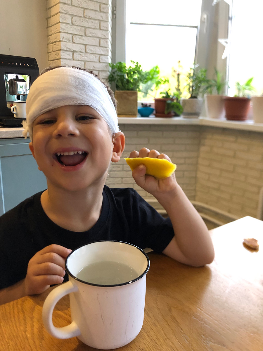 В травматологии заклеили разрыв кожи и обернули бинтом, чтобы остановить кровотечение. Больной был бодр и весел