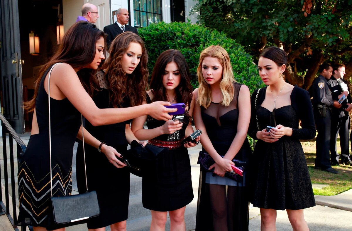 Кадр из сериала "Милые обманщицы"