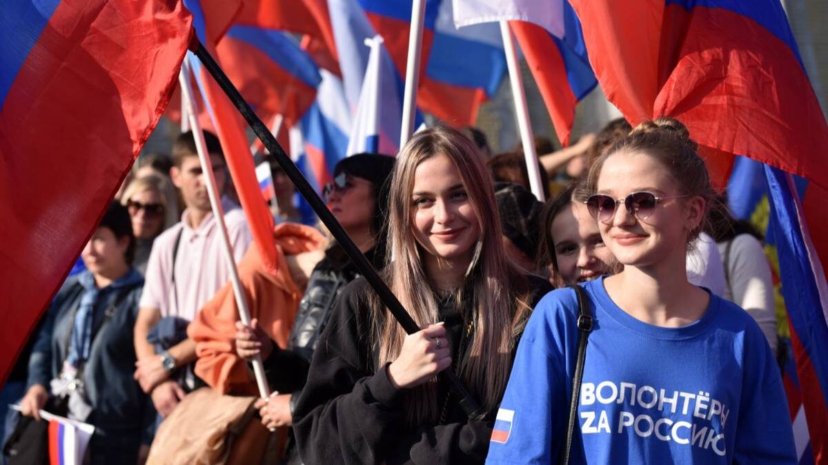    Участники патриотической акции «Мы возвращаемся домой» у мемориального комплекса «Саур-Могила» в ДНР / Фото: Сергей Батурин / РИА Новости