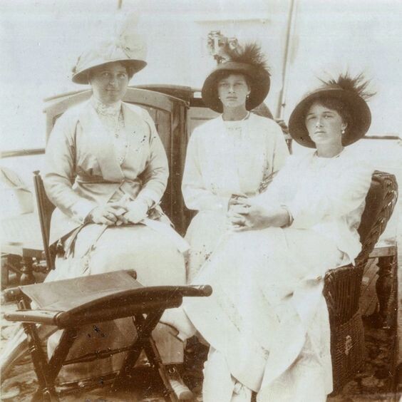 Баронесса София Карловна Буксгевден с великими княжнами Ольгой и Татьяной