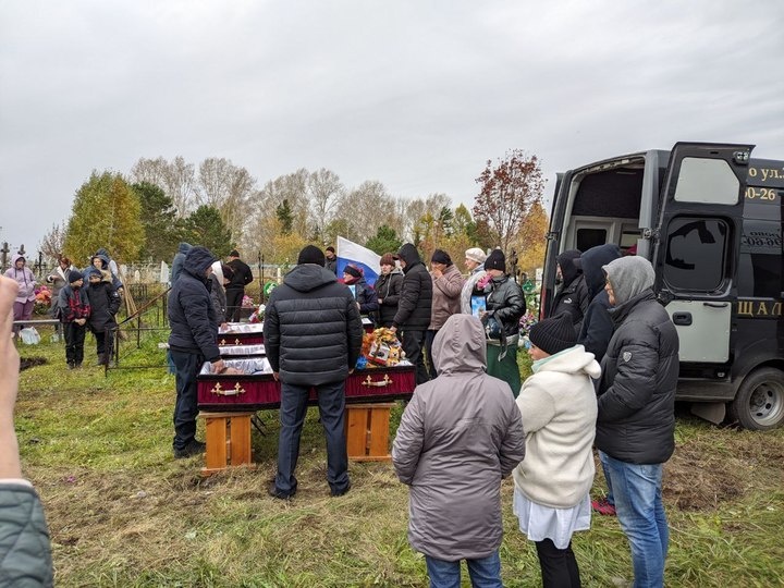 Отравление в красноярске похороны фото В Красноярском крае начались похороны отравившихся дихлофосом детей МК в Красноя