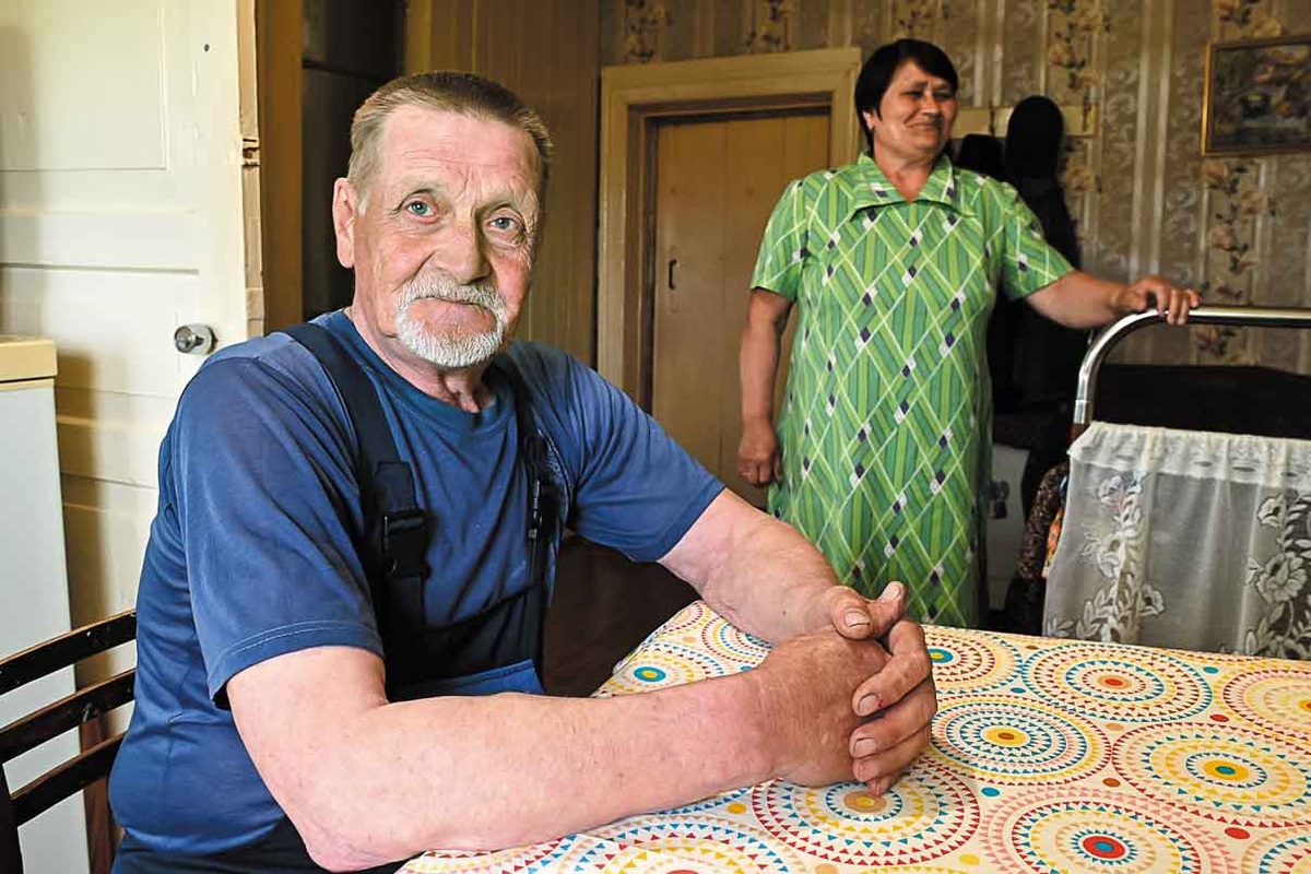 Сразу видно, что это руки человека, трудящегося на земле