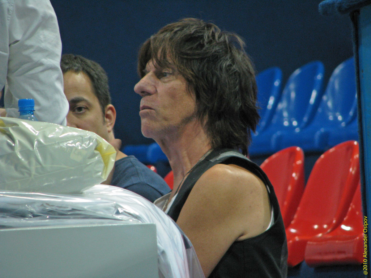 Джефф Бек в ожидании начала мастер-класса в спортзале «Крокус-Сити».