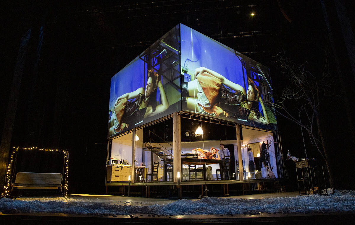 Медовый месяц в "Кукольном доме". Фото - Елена Лапина. С официального сайта МТЮЗа: https://moscowtyz.ru/wp-content/uploads/2024/05/1F6A3529.jpg