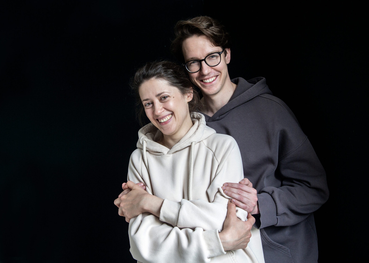 Полина Одинцова в роли Полины. Илья Смирнов роли Ильи. Медовый месяц в "Кукольном доме". Фото - Елена Лапина. С официального сайта МТЮЗа: https://moscowtyz.ru/wp-content/uploads/2024/05/1F6A1758-scaled.jpg