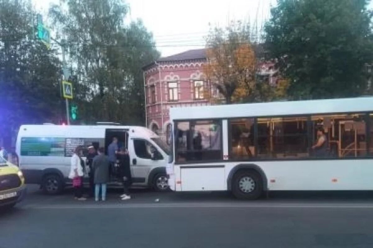    Потерявший сознание водитель маршрутки врезался в автобус в Брянске