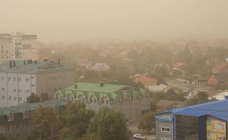    Пыль в Ростовскую область ветер принес из Калмыкии. Фото: читатель «КП — Ростов-На-Дону».