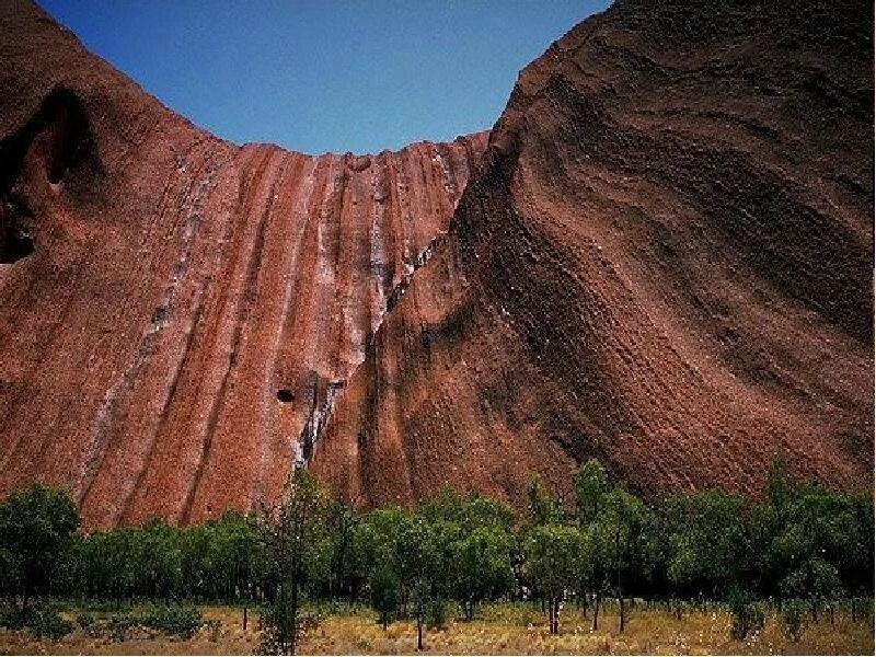 Скала в форме волны формировалась водой, скапливавшейся у подножия скалы в большом объёме 