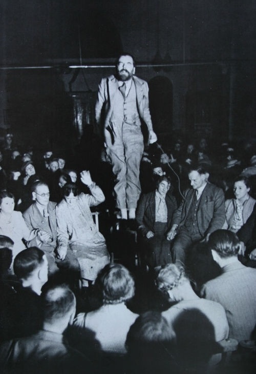 Коллин Эванс проводит сеанс левитации, 1937 год. Источник: wikimedia.org