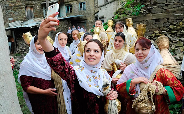 Девушки в традиционных нарядах