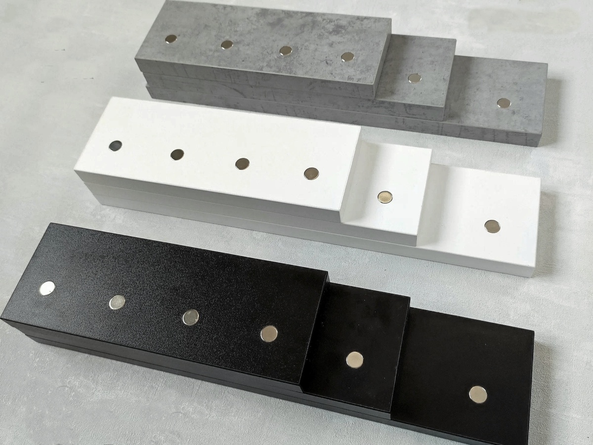 листай (2 фото). Например на фото: три цвета, три зазмера.