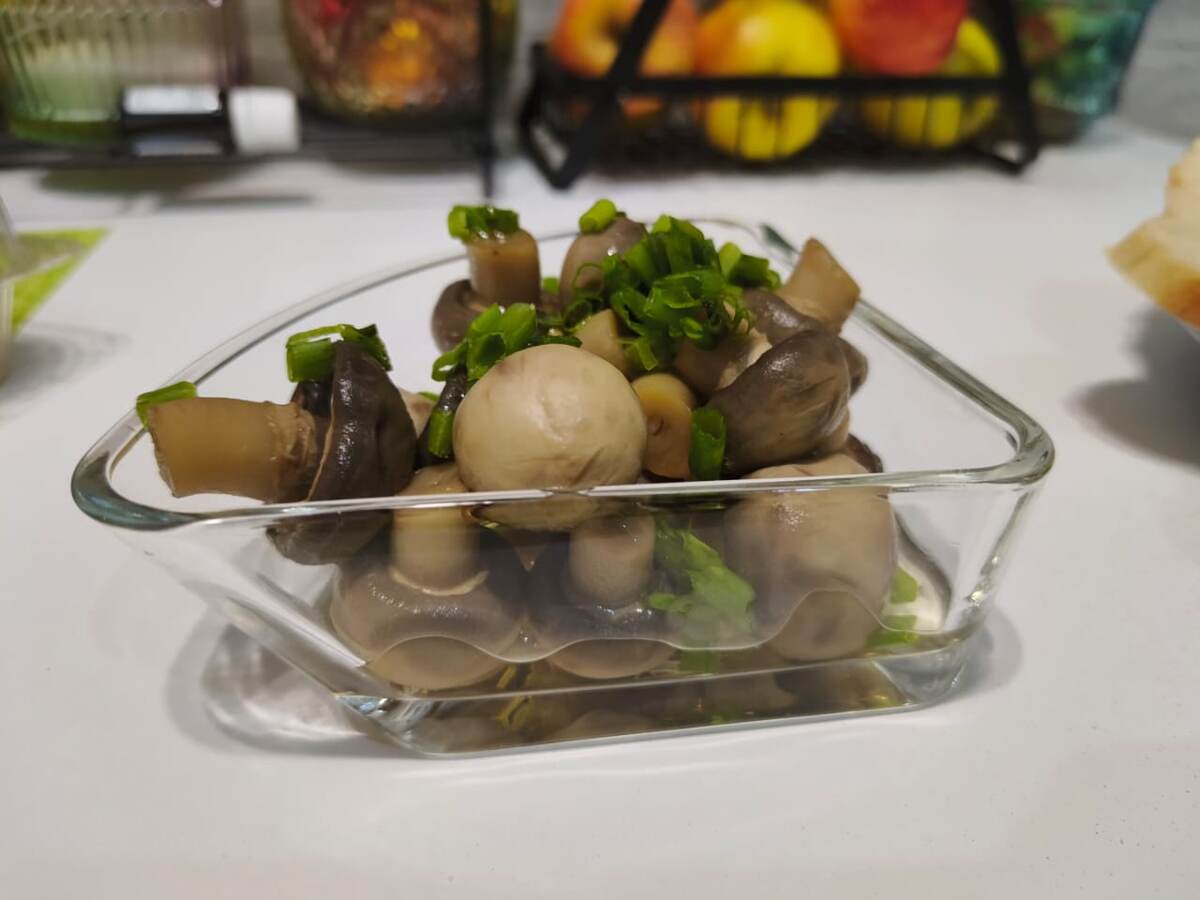 Грибы маринованные