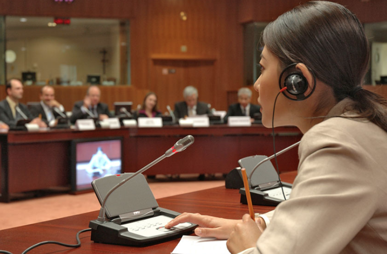 Синхронный переводчик за работой www.переводчик.рф 