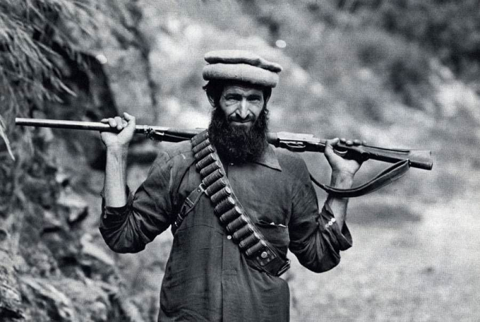 Как душманы не стали стрелять в советского офицера, который взял раненого ребенка из рук матери