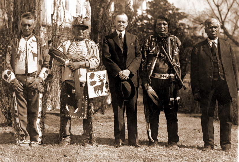 Президент США Кулидж с вождями индейских племён, 1924 год. фото из rg.ru