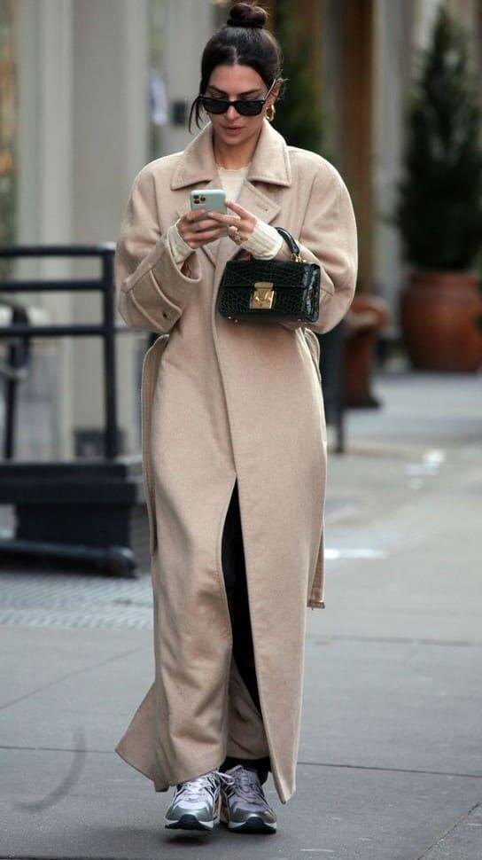 Модное пальто макси актуального песчаного цвета на модели Кендал Дженер