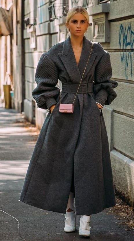 Блогер Кара Даур в актуальном пальто -макси монохромного графитового серого цвета
