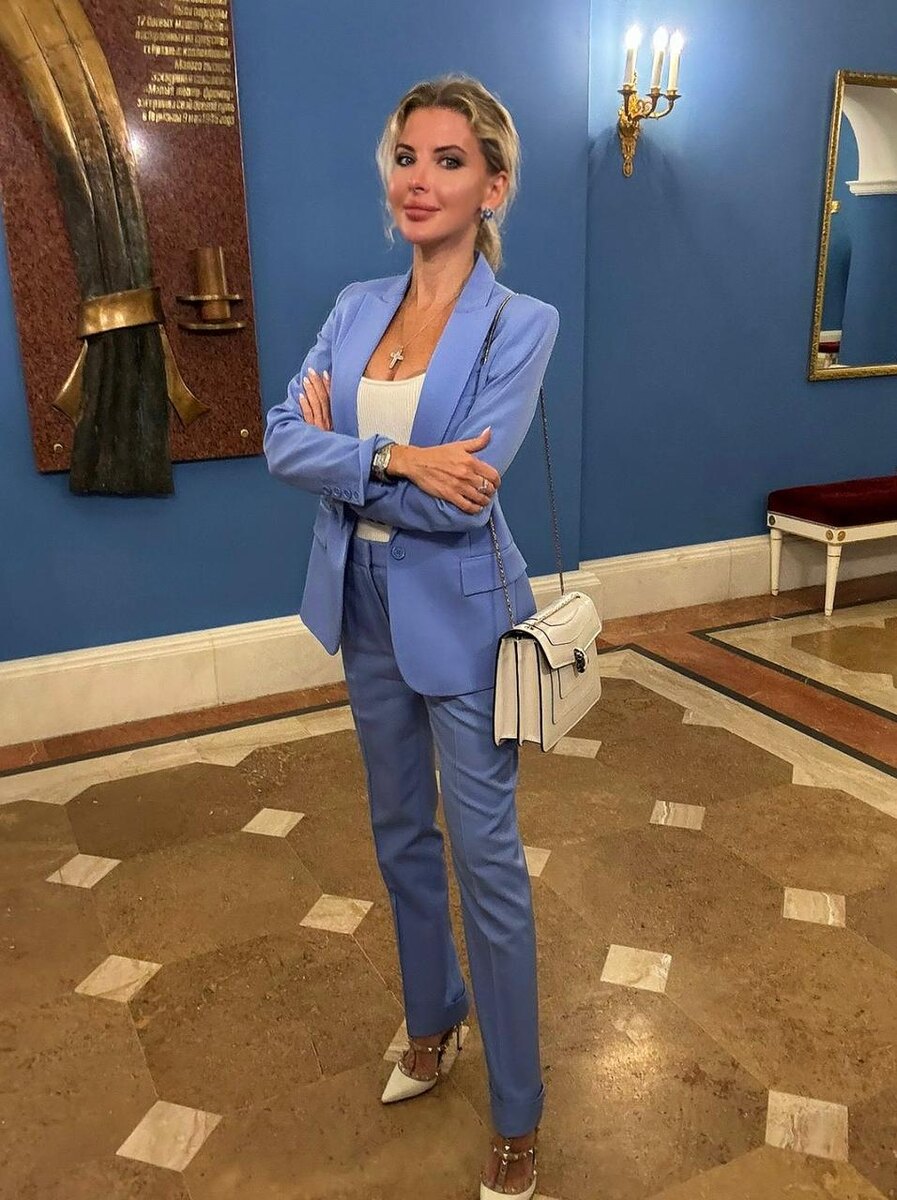 Брючный костюм от бренда GV 