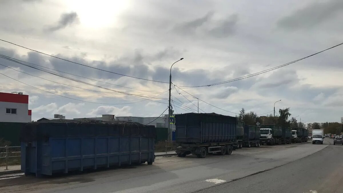    С незаконной свалки в Химках начат вывоз мусора.