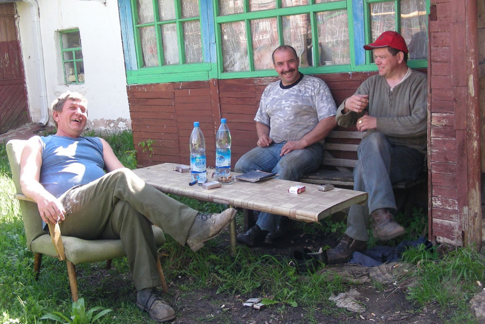 Парень с козой. Деревенский мужик. Без мужика в деревне. Старики в деревне. Фотосессия в деревне мужчина.