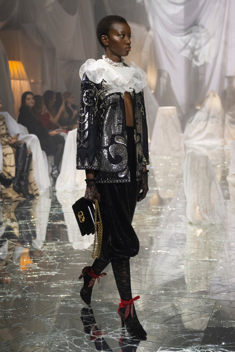 Показ Valentino весна 2025