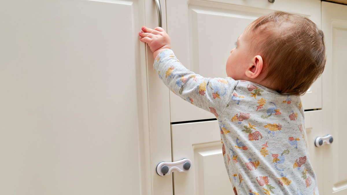 Кухонный гарнитур с блокираторами полок поможет избежать травм ребенка на кухне