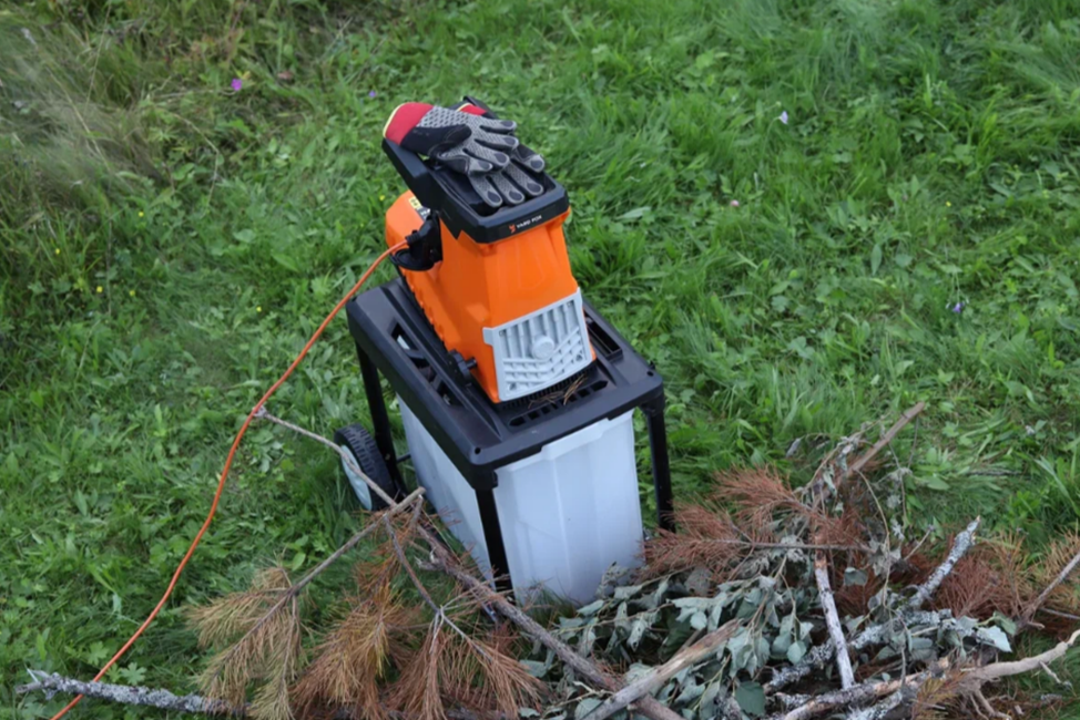 Садовый измельчитель YARD FOX 2800SE 