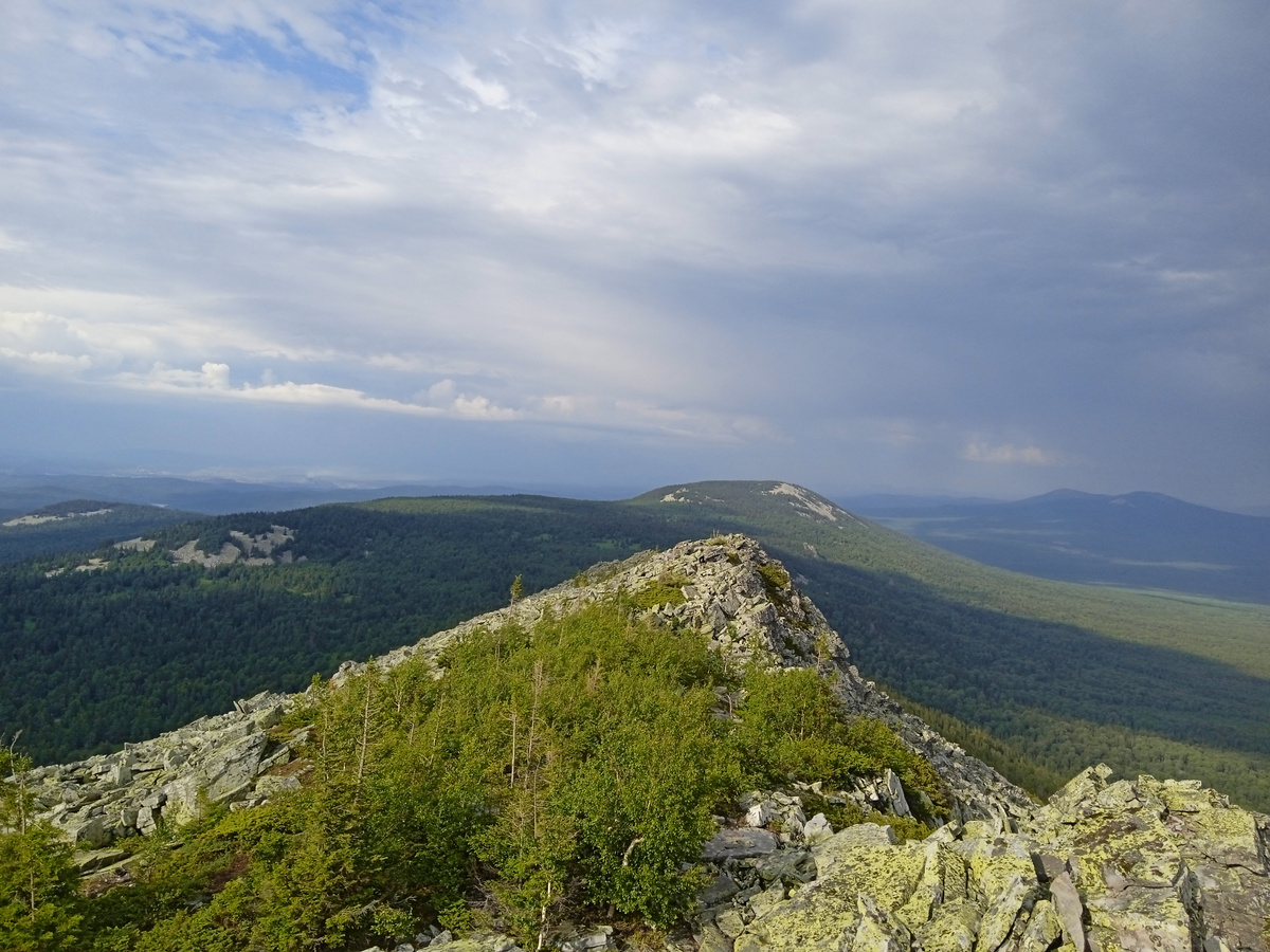 Вид с горы Каменный гребень. Сибирка по центру.