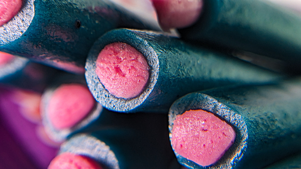 Насыщенно-синяя обёртка и розовое суфле внутри