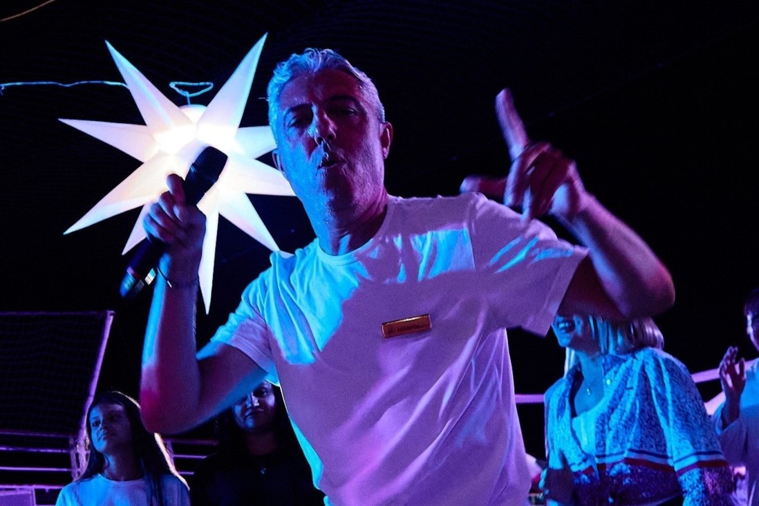 Эдуардо зажигает. Фото со страницы Astoria Grande в Vk