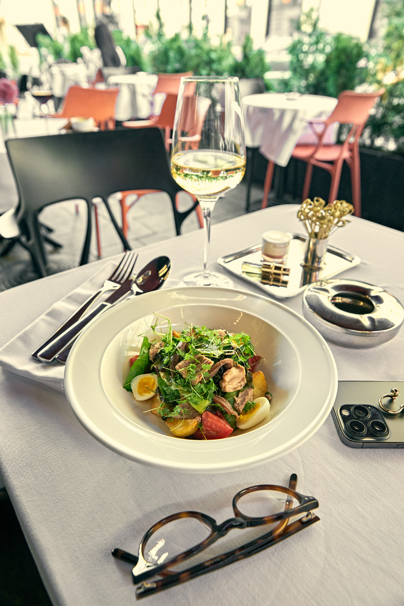 Мо Friends Bar & Dining 