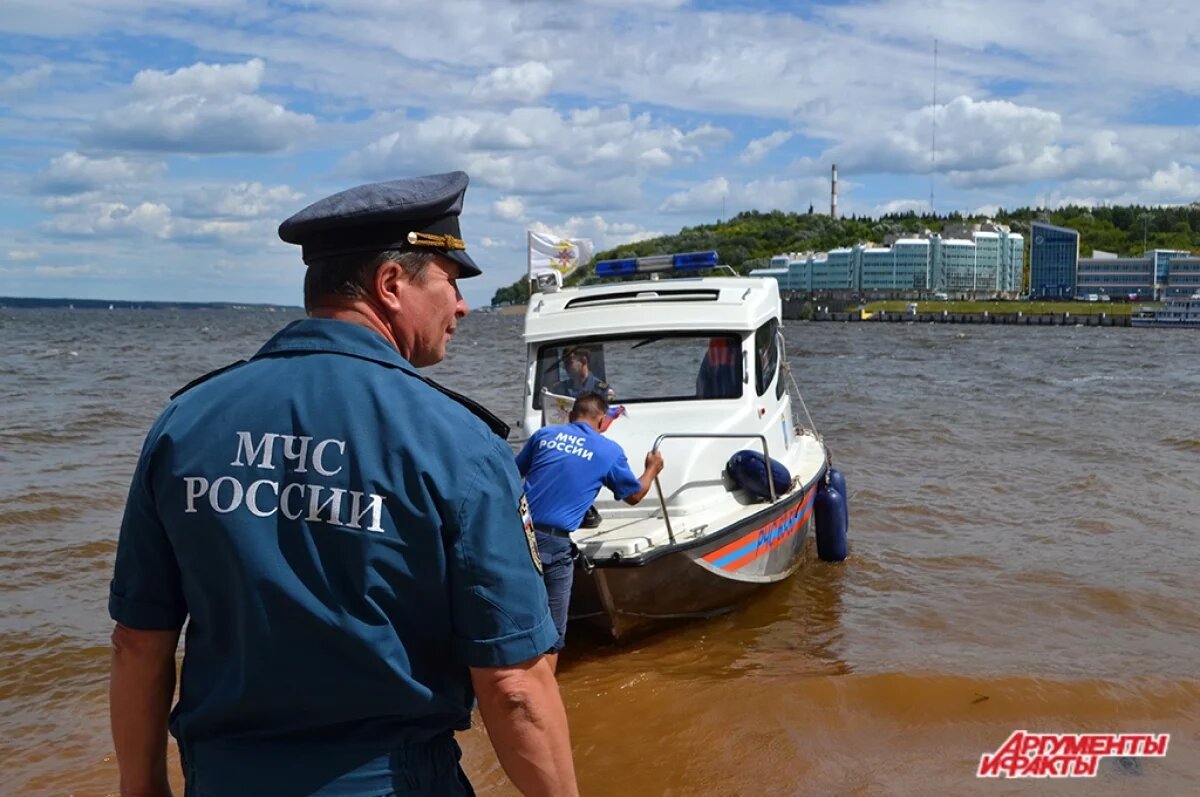    Сотрудники МЧС спасли застрявший в камышах катер в Чкаловске