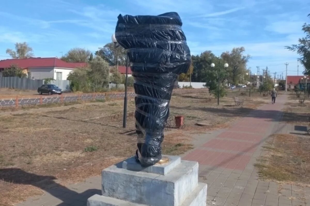    В Рассказове сильный ветер сломал половину памятника Ленину
