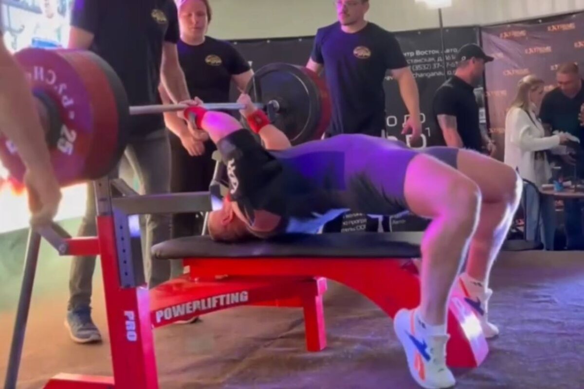    Штанга весом 390 кг упала на мужчину в Оренбурге