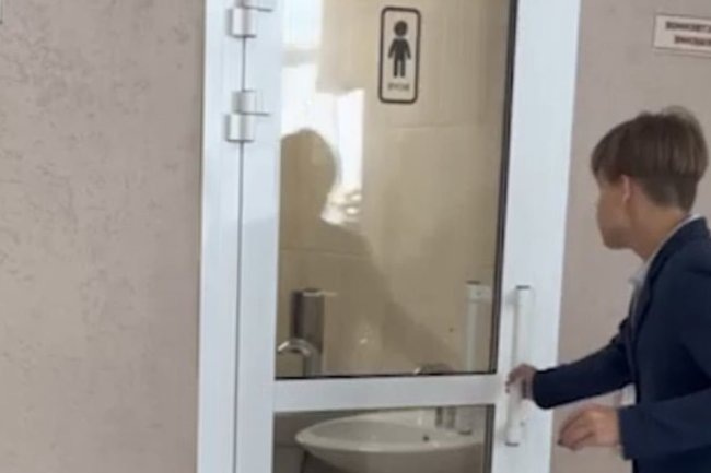    В школе Екатеринбурга в туалетах установили прозрачные двери
