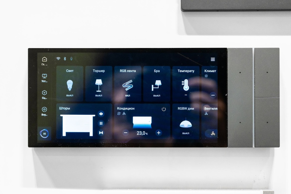 На фото: панель управления системой «умного дома» на протоколе KNX от бренда GVS. Система оснащена следующими датчиками движения: микроволновыми, PIR, детекторами движения и освещенности